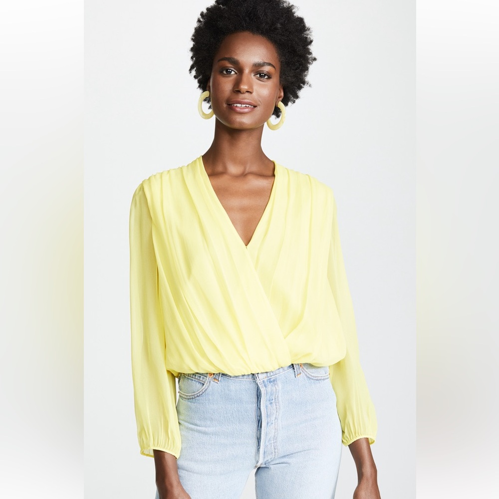 Alice & Olivia Trista Blouse in color lemon 🍋